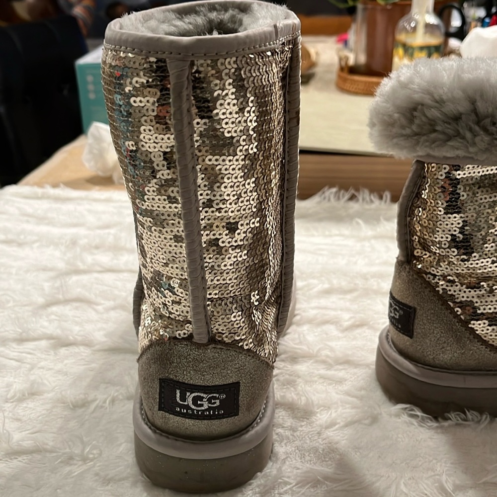 UGG Australia Women’s Size 7 Boot Classic Short Sequin 3161 Silver